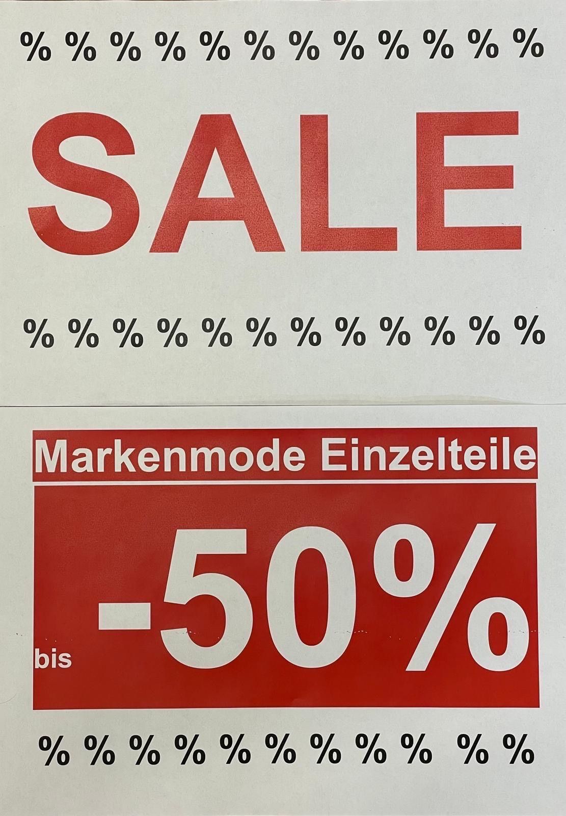 Ein Verkaufsschild zeigt verschiedene Prozentsätze und einen 50%igen Rabatt auf Marken-Modestücke.