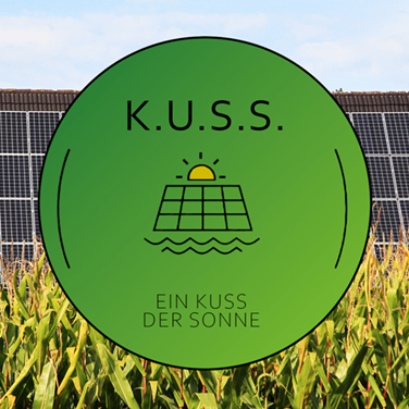 Ein grüner Kreis mit dem Text ´K.U.S.S.´ und Symbol für Sonne und Wasser in der Mitte. Dahinter ein Maisfeld mit Solarmodulen auf einem Dach.