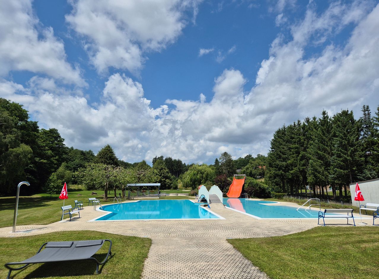 Bild enthält, Nature, Outdoors, Scenery, Summer, Hotel, Grass, Park, Resort, Pool, Swimming Pool