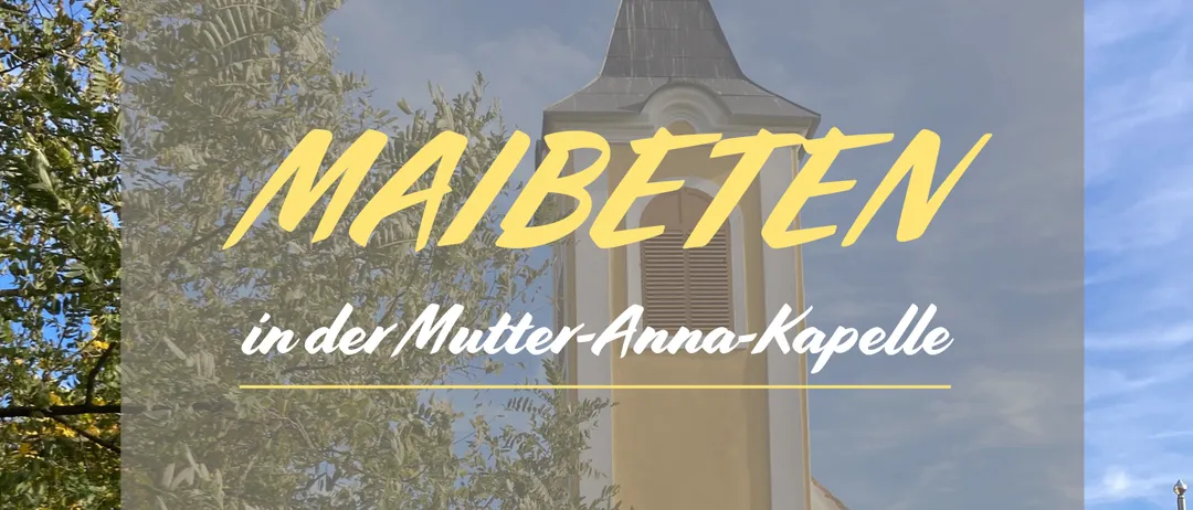 Ein Plakat bewirbt Maibetens in der Mutter-Anna-Kapelle am 15. und 22. Mai 2025 um 19:00. Die Kapelle ist gelb mit einer braunen Tür. Bäume und Blumen umgeben die Kapelle.