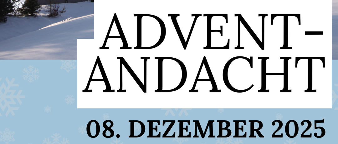 Ein Plakat, das eine Adventsfeier am 8. Dezember 2025 ankündigt. Es zeigt eine gelbe Kapelle, die mit Schnee bedeckt ist. Der Text beinhaltet musikalische Highlights und selbstgemachte Mehlspeisen.