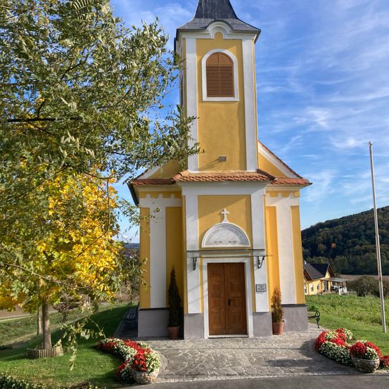 Bild enthält, Bell Tower, Arch, Gothic Arch, Spire, Grass, Clock Tower, Housing, Door, Outdoors, Portico