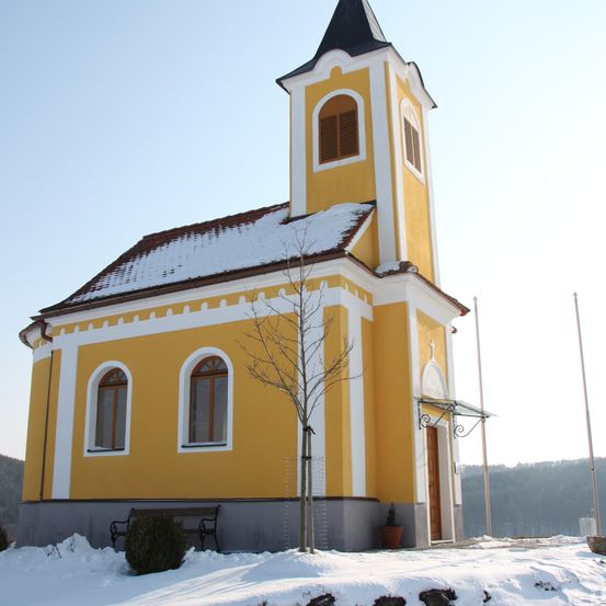 Bild enthält, Architecture, Building, Spire, Tower, Clock Tower, Cross, Arch, Gothic Arch, Monastery, Bench