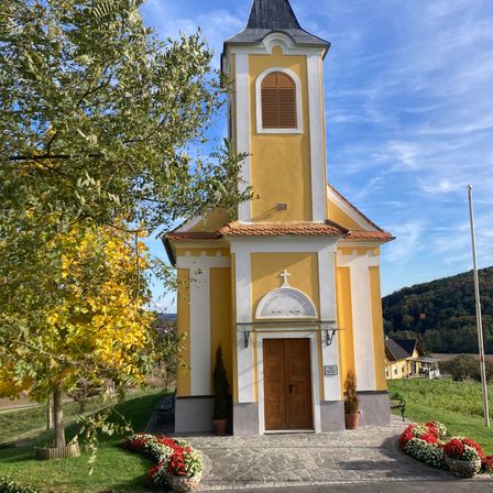 Bild enthält, Bell Tower, Arch, Gothic Arch, Spire, Grass, Clock Tower, Housing, Door, Outdoors, Portico