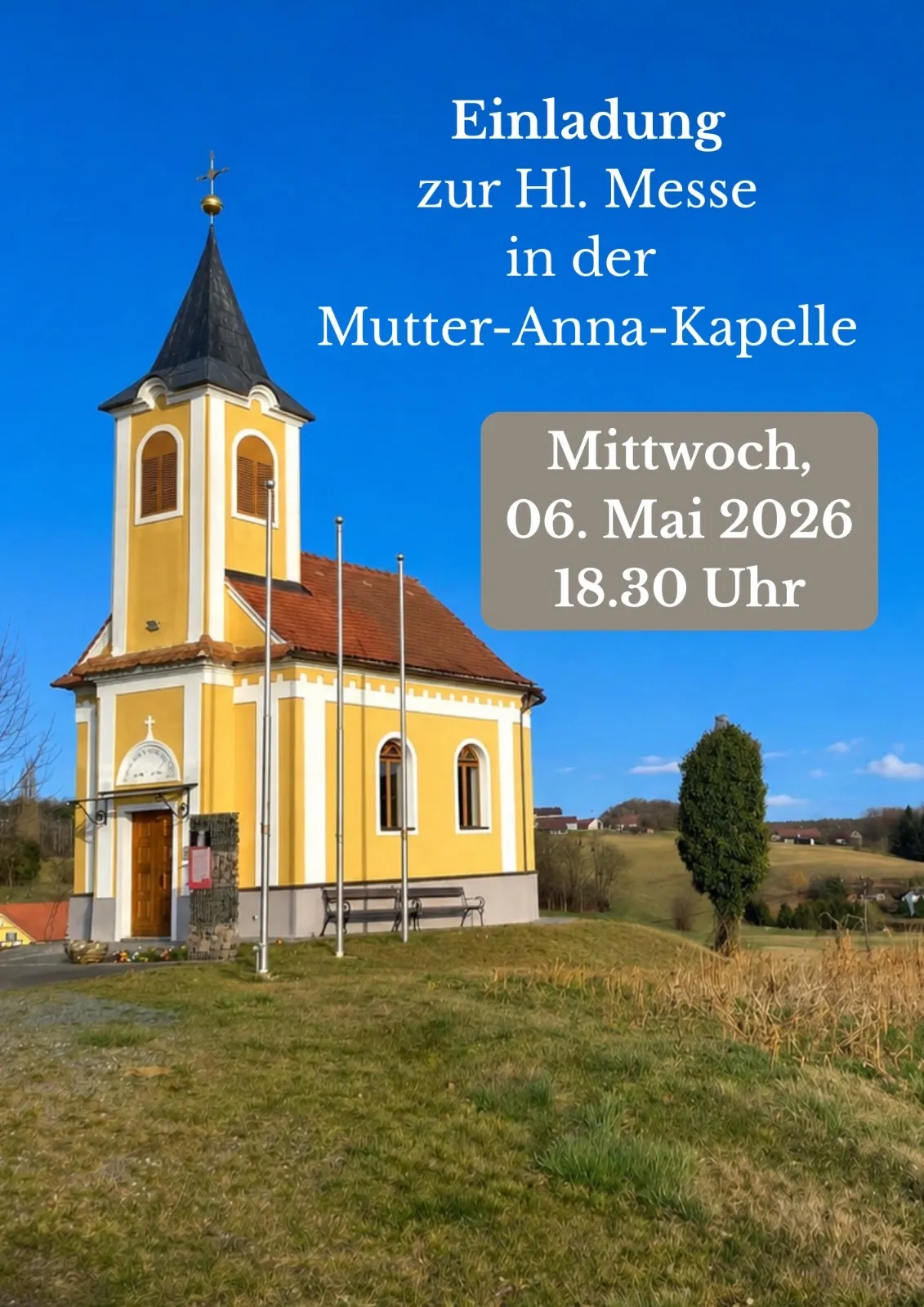 Eine gelbe Kirche mit Turm und einer Bank davor. Das Datum und die Uhrzeit einer Veranstaltung sind auf einem grauen Hintergrund angezeigt.