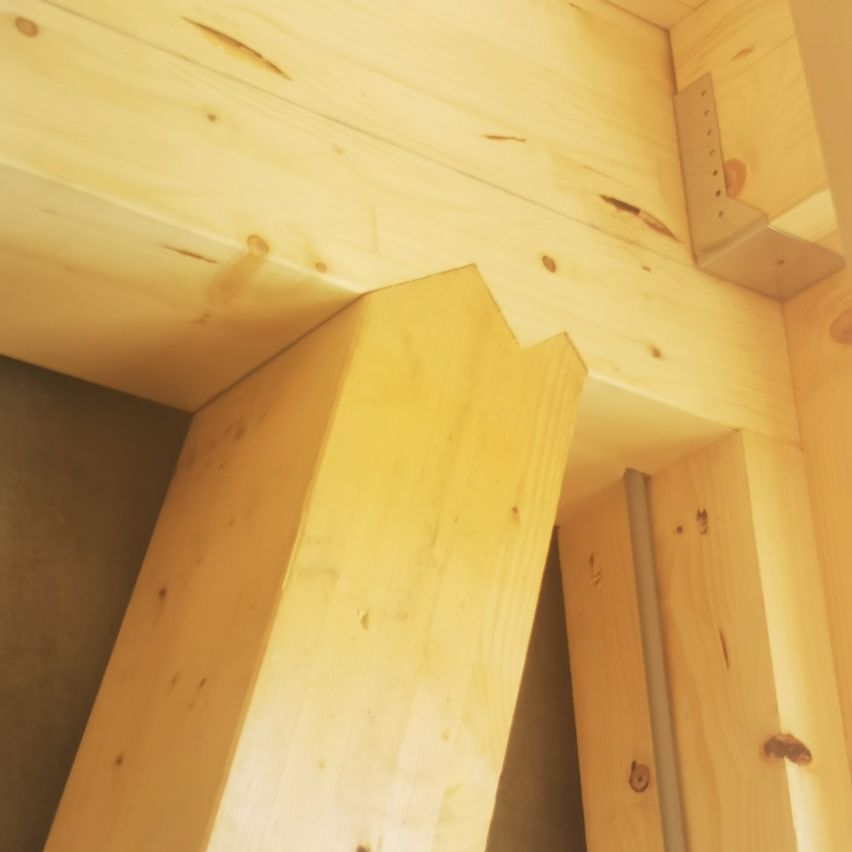 Bild enthält, Indoors, Interior Design, Wood, Plywood, Lumber, Wood Panels, Architecture, Building