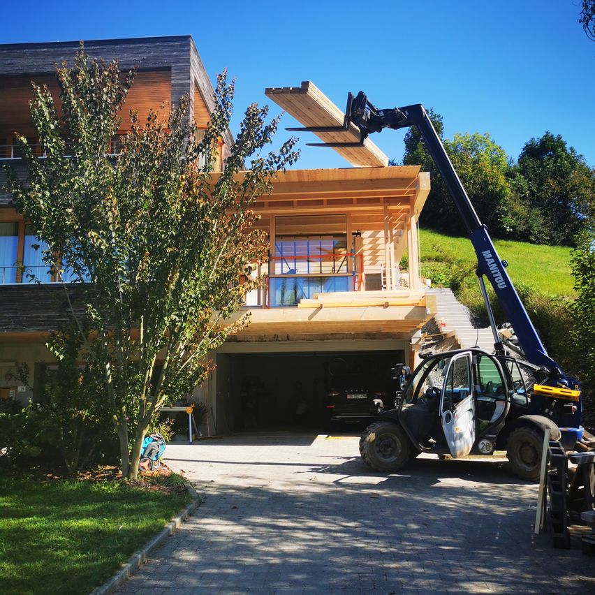 Bild enthält, Machine, Wheel, Wood, Architecture, Building, Housing, Person