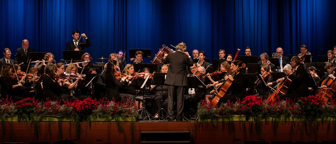 Bild enthält, Indoors, Adult, Female, Person, Woman, Musician, Orchestra, Performer, Group Performance, Music Band