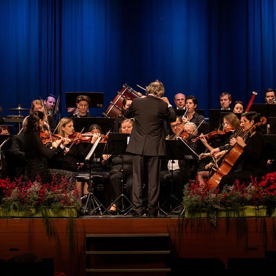 Bild enthält, Indoors, Adult, Female, Person, Woman, Musician, Orchestra, Performer, Group Performance, Music Band