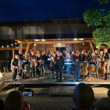 Bild enthält, Concert, Person, Group Performance, Music Band, Stage, Adult, Male, Man, Boy, Child