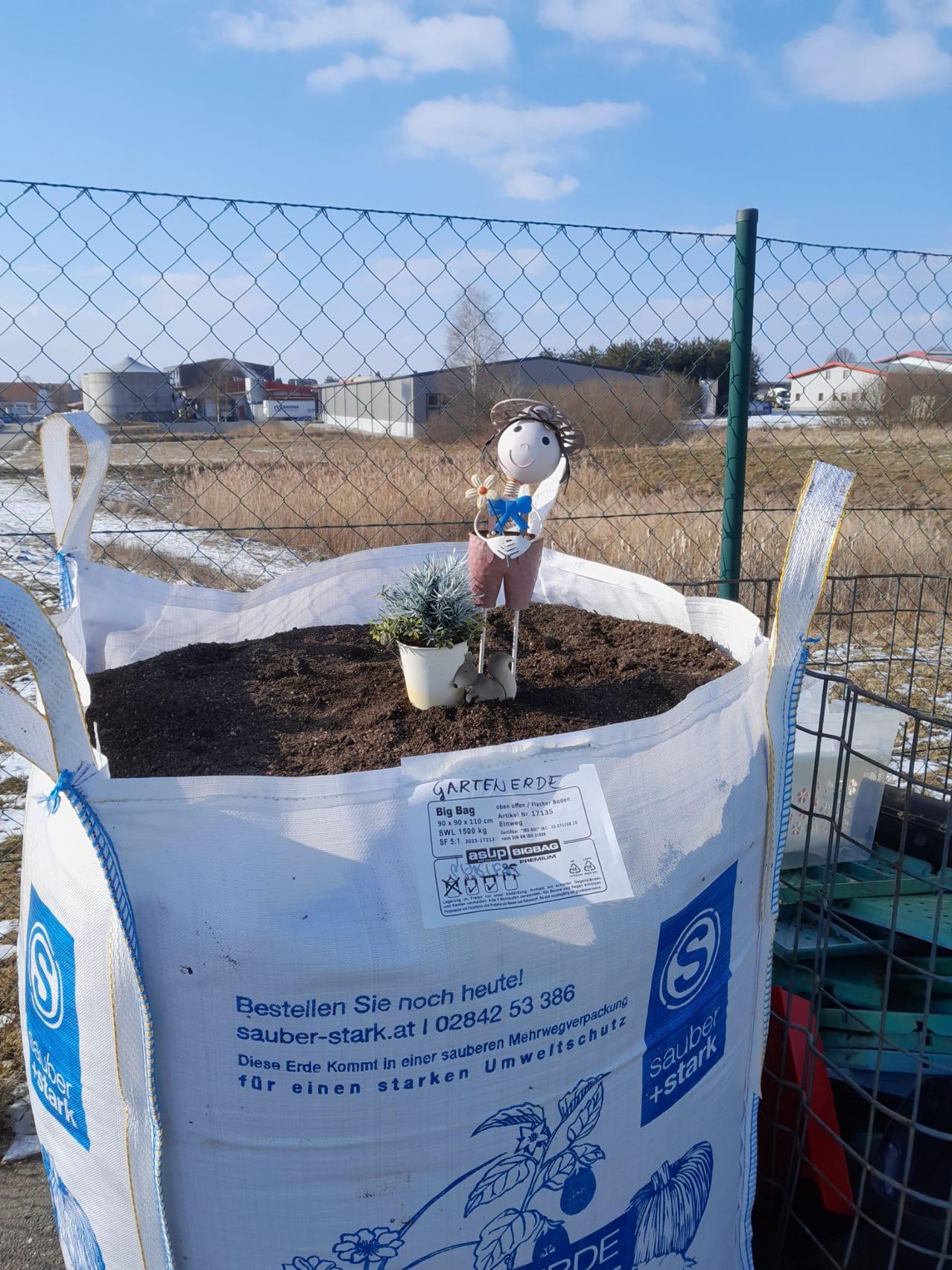 Bild enthält, Soil, Potted Plant, Jar, Planter, Pottery, Vase, Person, Outdoors, Nature, Face