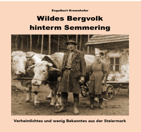 Eine Schwarz-Weiß-Fotografie zeigt einen Mann und eine Frau neben zwei Kühen. Der Mann trägt einen Hut und einen langen Mantel, die Frau ein langes Kleid. Hinter ihnen steht ein Haus mit einem Wagen.