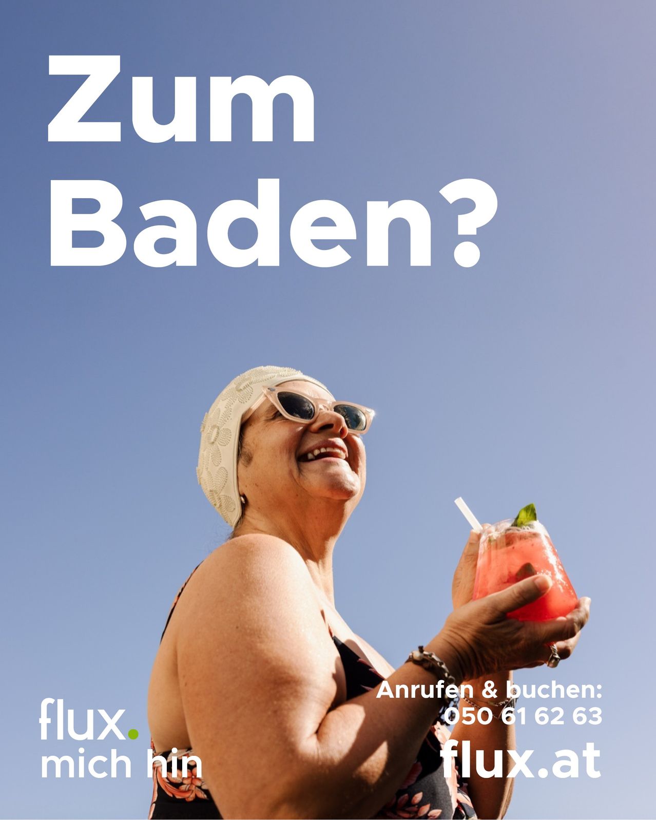 Eine lächelnde ältere Frau mit Sonnenbrille hält einen Cocktail mit Strohhalm. Das Bild ist blau mit dem Text Zum Baden? und einer Kontaktnummer.