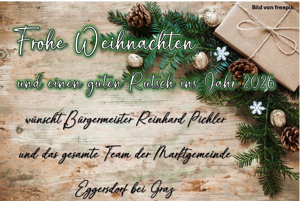 Eine hölzerne Oberfläche mit grünen Tannenzweigen und Tannenzapfen. Es zeigt eine handgeschriebene Nachricht in kursiver Schrift, die ein friedliches Weihnachtsfest und einen erholsamen Neujahrstag wünscht. Es ist unterzeichnet vom Bürgermeister von Eggersdorf, Reinhard Pichler.
