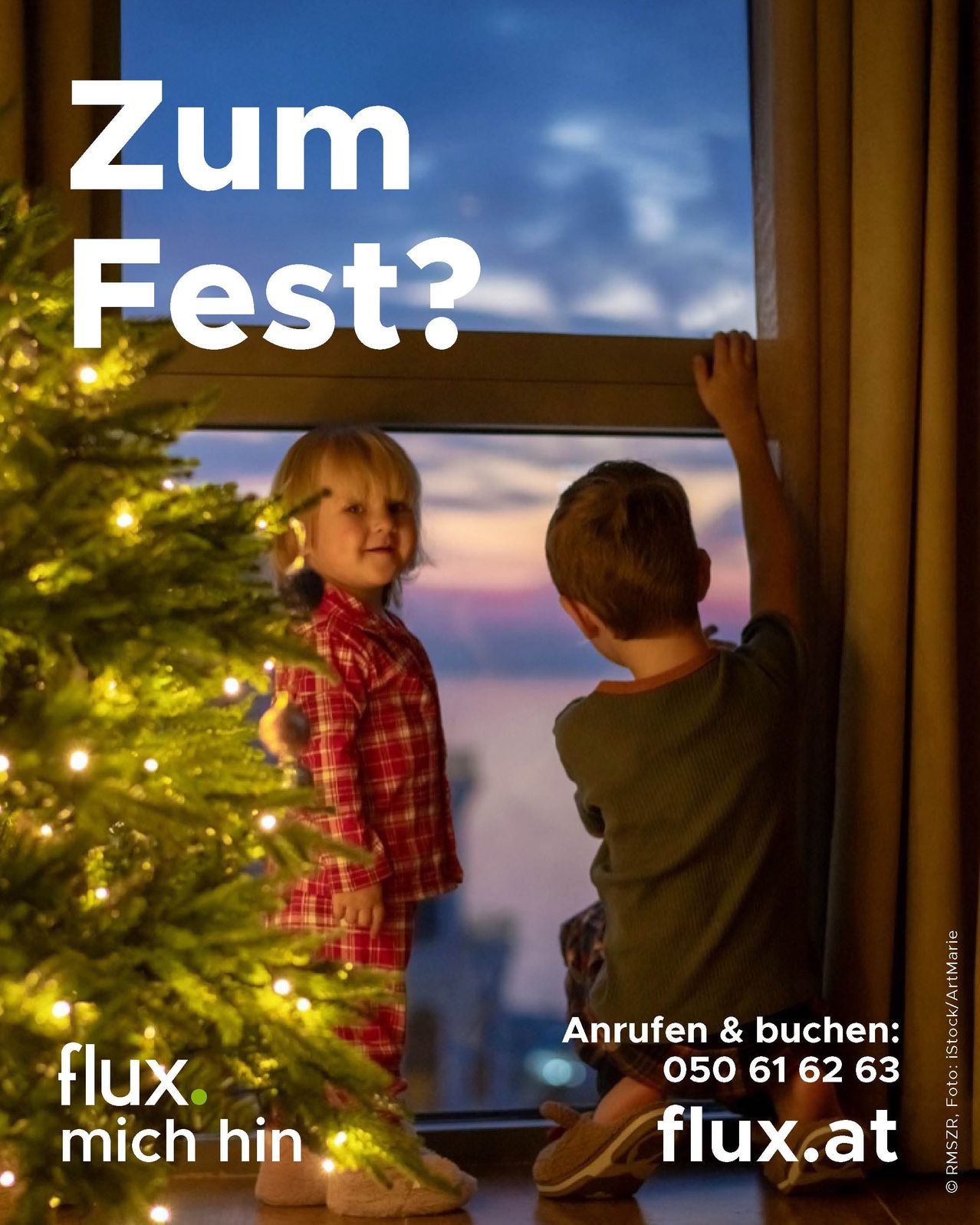 Zwei Kinder stehen neben einem geschmückten Weihnachtsbaum und schauen aus dem Fenster. Der Junge hält den Fensterrahmen. Das Fenster spiegelt einen Sonnenuntergang wider und der Text lautet 'Zum Fest?' mit einer Kontaktnummer.