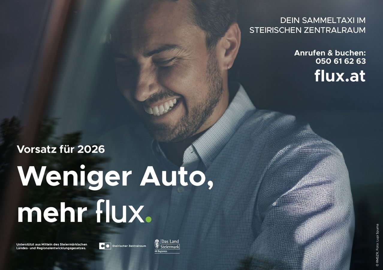 Ein Mann lächelt vor einem Auto mit den Worten 'Weniger Auto, mehr flux' und 'für 2026'. Das Bild enthält eine Telefonnummer und Logos.
