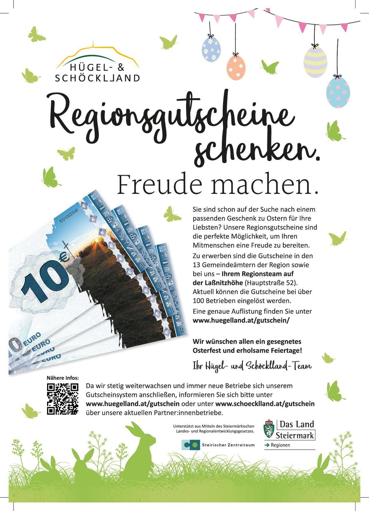 Ein Plakat, das regionale Geschenkgutscheine für Ostern bewirbt, zeigt einen Stapel 10-Euro-Scheine, einen QR-Code und den Slogan 'Regionalgutscheine schenken Freundschaft.' Der Text lädt dazu ein, den Liebsten eine Freude zu machen und präsentiert die Geschenkgutscheine als perfektes Ostergeschenk. Weitere Informationen finden Sie unter www.huegellland.at/gutschein/.