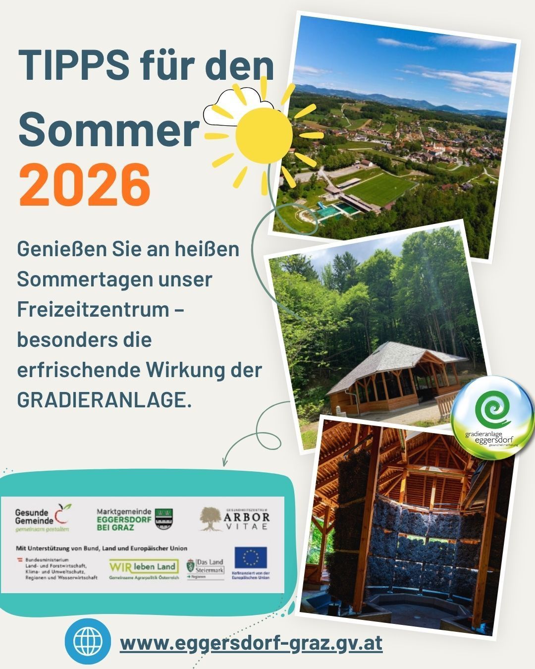 Ein Plakat, das eine Sommerveranstaltung im Jahr 2026 bewirbt, mit einer friedlichen Landschaft, einem hölzernen Pavillon, üppigem Grün und einem Sonnensymbol. Das Plakat hebt die erfrischende Wirkung der GRADIERLANAGE hervor.