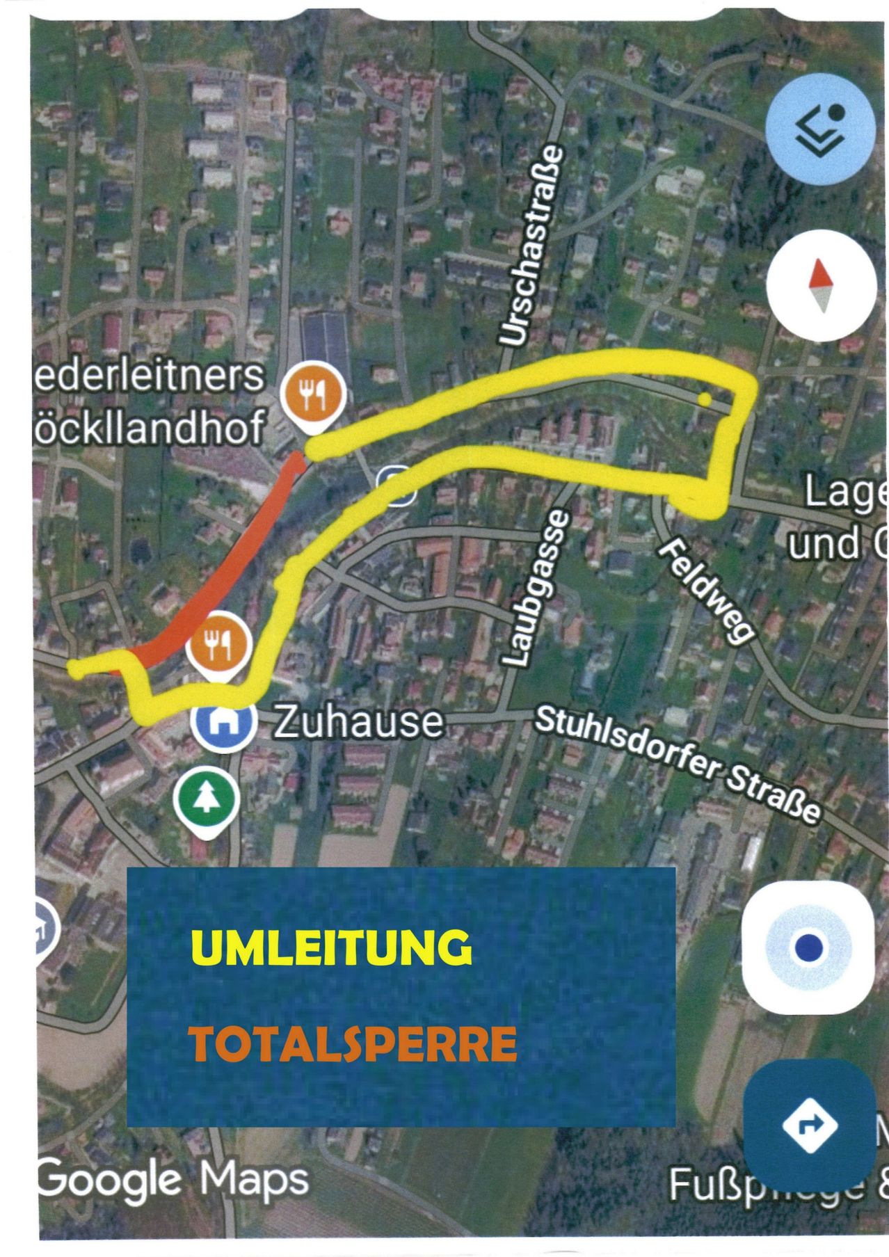 Eine Karte, die eine Route um eine Stadt zeigt, wobei eine gelbe Linie den Weg anzeigt. Symbole für ein Haus, ein Restaurant und einen Baum sind entlang der Route markiert. Die Karte enthält Straßennamen und ein Kompasssymbol. Der Text 'UMLEITUNG' und 'TOTALSPERR' wird unten angezeigt.