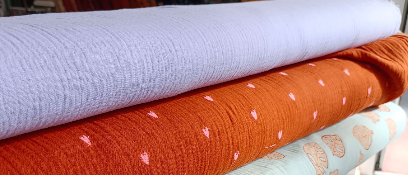 Bild enthält, Home Decor, Linen, Person, Face, Head, Furniture, Blanket