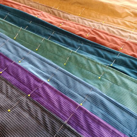 Bild enthält, Velvet, Quilt, Screw, Windmill, Silk, Pants, Home Decor, Linen