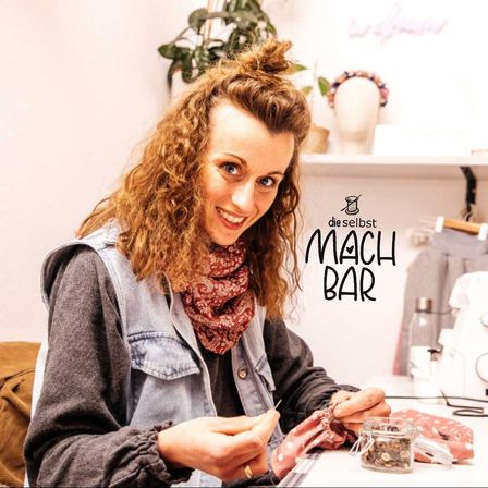 Bild enthält, Adult, Female, Person, Woman, Hair, Curly Hair, Scarf, Face, Head