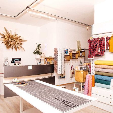 Bild enthält, Indoors, Handbag, Home Decor, Shop, Market, Monitor