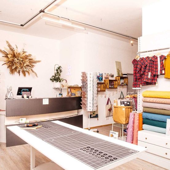 Bild enthält, Indoors, Handbag, Home Decor, Shop, Market, Monitor