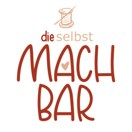 Bild enthält, Chandelier, Lamp, Cream, Food, Ice Cream, Text, People