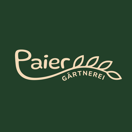 Das Bild zeigt das Logo von 'Paier Gartenerei'. Es zeigt den Namen 'Paier' in einer stilisierten, fließenden Schrift, verbunden mit dem Wort 'Gartenerei' darunter, mit einem Blattmotiv im Design integriert. Der gesamte Entwurf ist auf einem dunkelgrünen Hintergrund gesetzt.