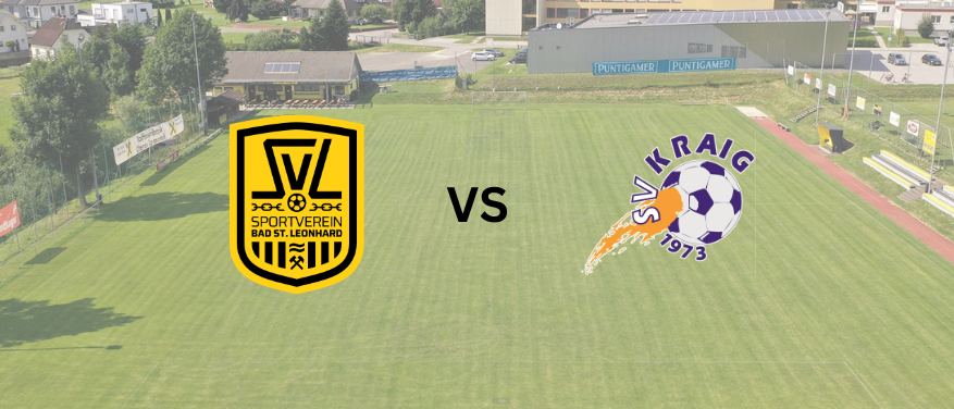 Ein Fußballfeld mit zwei Team-Logos. Das linke Logo ist schwarz und gelb, das rechte ist blau und weiß mit einem Fußball. Beide haben den Text VS in der Mitte.