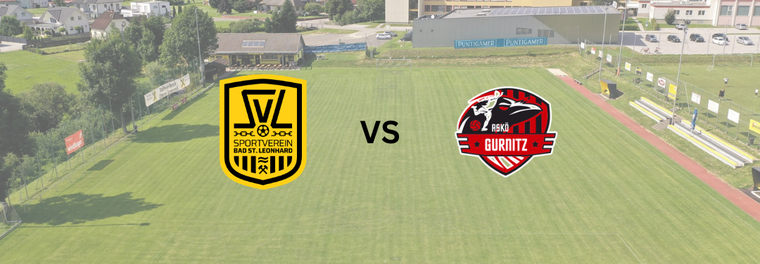 Eine Vogelperspektive auf ein Fußballfeld mit zwei Teamlogos. Das linke Logo ist gelb und schwarz. Das rechte Logo ist rot und schwarz. Der Text 'VS' steht in der Mitte des Feldes.