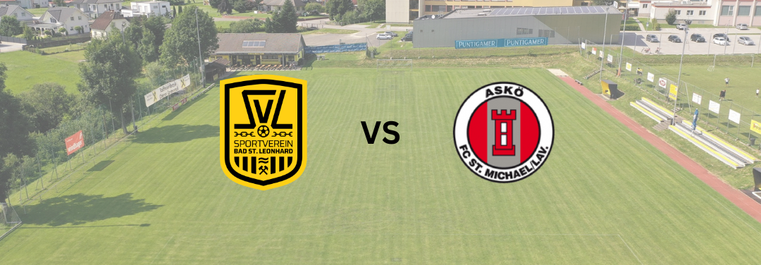Eine Luftaufnahme eines Fußballfeldes mit VS und ASKO FC St. Michael/Lav Logos. Es gibt Häuser und Bäume in der Gegend.