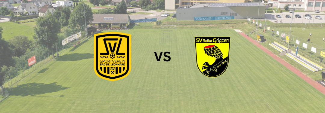 Ein Luftbild eines Fußballfeldes mit zwei Teamlogos. Das Logo links ist für den Sportverein Bad St. Leonhard, und das Logo rechts für SV Raika Griffen. Das Feld ist grün mit weißen Linien.