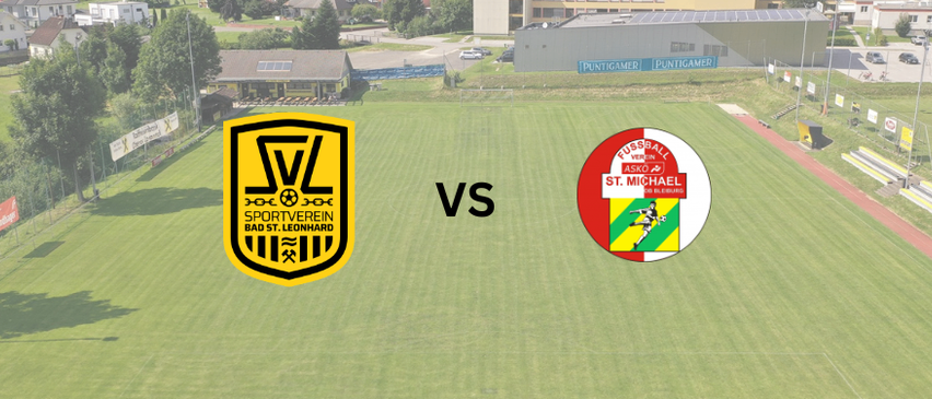 Ein Fußballfeld zeigt ein Spiel zwischen Sportverein Bad St. Leonhard und St. Michael. Das Feld ist von Bäumen und Gebäuden umgeben.