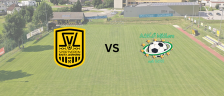 Ein Fußballfeld mit Logos zweier Teams, Sportverein Bad St. Leonhard und ASKO Mitterl, vor einer Kulisse aus Gebäuden und Bäumen.