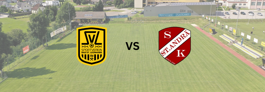 Ein Luftbild eines Fußballfeldes mit den Logos zweier Teams, Sportverein Bad St. Leonhard und Strandra K, die einander gegenüberstehen. Das Feld ist von Bäumen, Gebäuden und einer Straße umgeben.