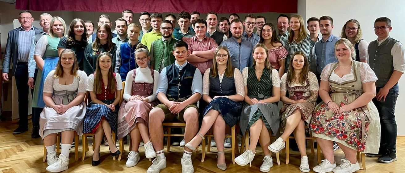 Bild enthält, Groupshot, Person, Female, Girl, Teen, Adult, Woman, Boy, Male, People