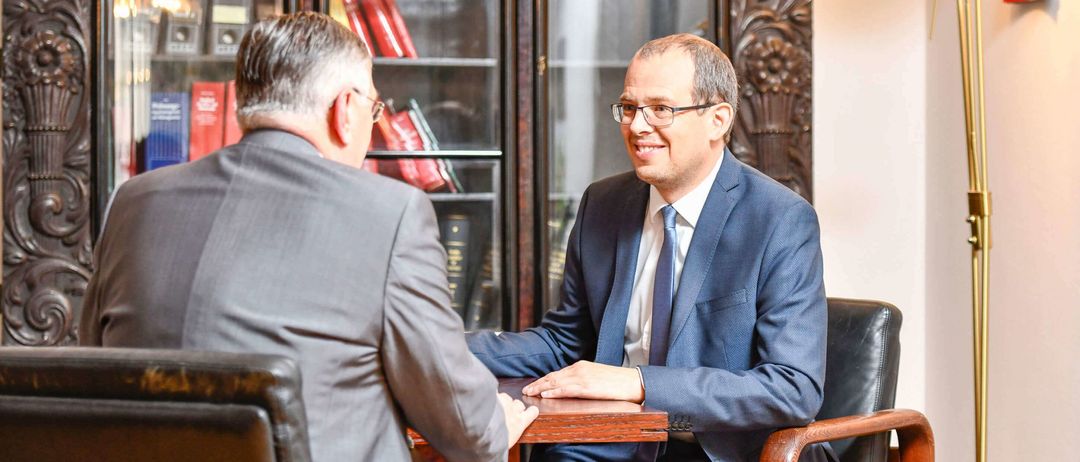Bild enthält, Conversation, Person, Interview, Adult, Male, Man, Head, Accessories, Glasses, Face