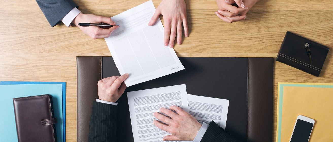 Bild enthält, Text, Accessories, Wallet, Document, Electronics, Mobile Phone, Phone, Form