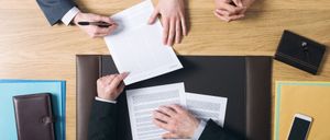 Bild enthält, Text, Accessories, Wallet, Document, Electronics, Mobile Phone, Phone, Form