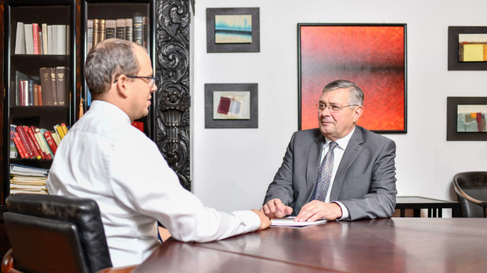 Bild enthält, Conversation, Person, Interview, Adult, Male, Man, Photo Frame, Face, Head, Glasses