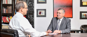 Bild enthält, Conversation, Person, Interview, Adult, Male, Man, Photo Frame, Face, Head, Glasses