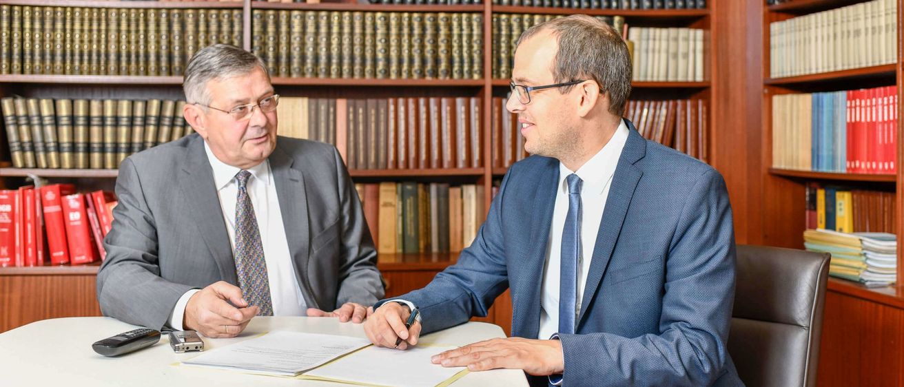 Bild enthält, Adult, Male, Man, Person, Tie, Glasses, Mobile Phone, Conversation, Face, Interview