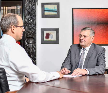 Bild enthält, Conversation, Person, Interview, Adult, Male, Man, Photo Frame, Face, Head, Glasses