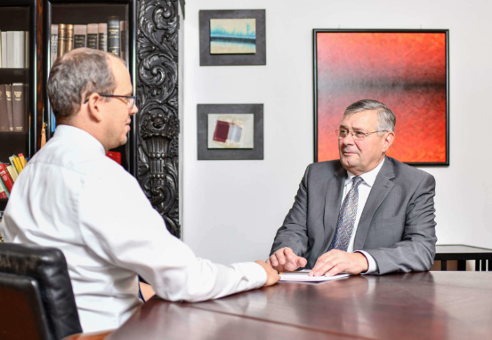 Bild enthält, Conversation, Person, Interview, Adult, Male, Man, Photo Frame, Face, Head, Glasses
