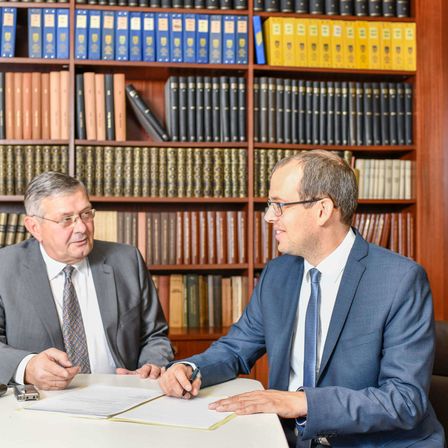 Bild enthält, Adult, Male, Man, Person, Tie, Glasses, Mobile Phone, Conversation, Face, Interview