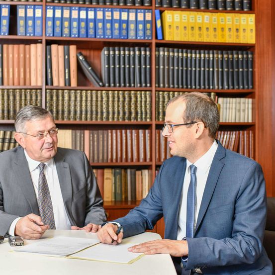 Bild enthält, Adult, Male, Man, Person, Tie, Glasses, Mobile Phone, Conversation, Face, Interview