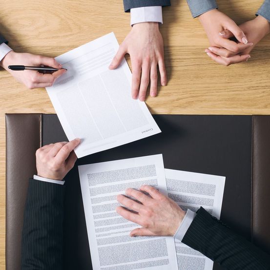 Bild enthält, Text, Accessories, Wallet, Document, Electronics, Mobile Phone, Phone, Form