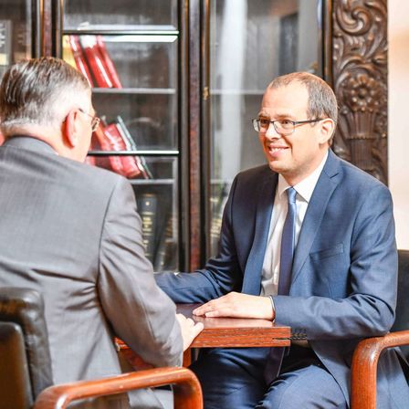 Bild enthält, Conversation, Person, Interview, Adult, Male, Man, Head, Accessories, Glasses, Face
